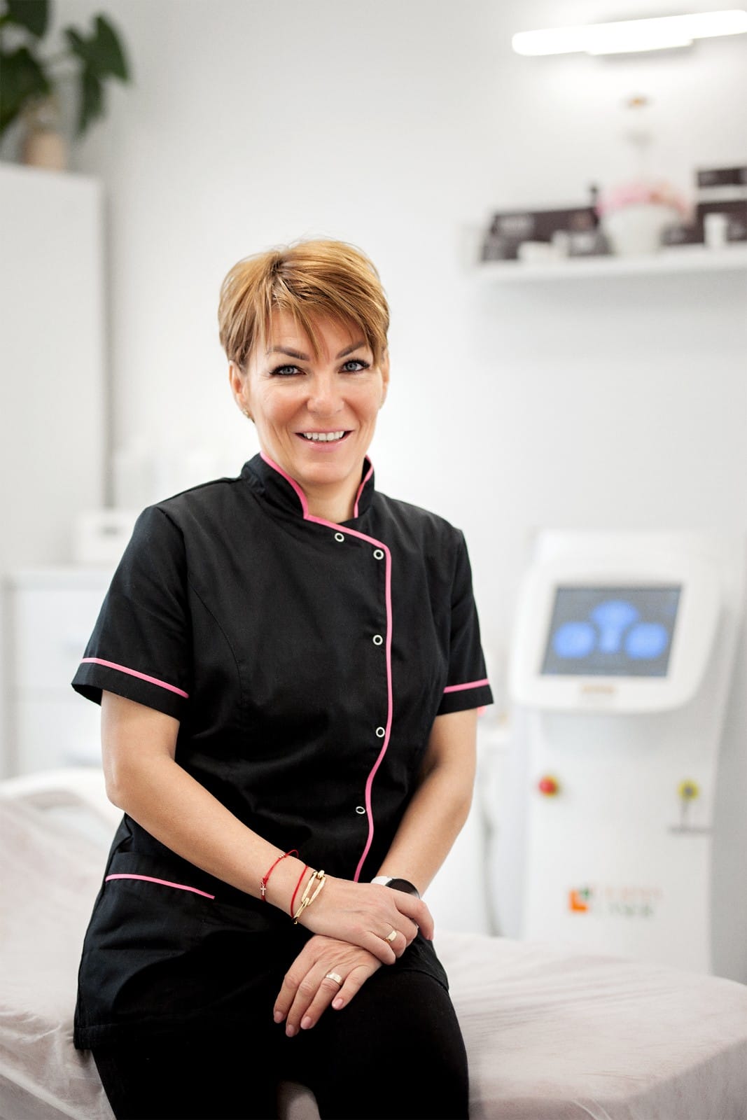 Erika este fondatorul Sophie Beauty Hub si Infra Beauty, vizionarul din spatele celor mai inovative centru dedicat frumuseții, relaxării și sănătății locuitorilor din Târgu Mureș. Pentru ea, InfraBeauty se traduce printr-un sentiment real de relaxare, reîncărcare, curățare și reîntinerire a corpului și a sufletului. Astăzi, simte că visul i s-a împlinit, deoarece i se permite să facă zi de zi o diferență reală pentru oaspeții salonului, care părăsesc spațiul gândit de ea revigorați și fericiți, frumoși și strălucitori, stăpânindu-și în sfârșit adevărata stare de bine.
Erika a fost mereu o iubitoare de frumos, de ordine și curățenie. Îi place să călătorească, iar sportul și natura fac parte din viața ei de zi cu zi, reprezentând totodată principala sursă de energie. Inspirația pentru salonul infraBeauty a venit chiar în timpul călătoriilor în Asia. Acolo, Erika susține că a învățat de la localnici secretul de a zâmbi mereu, importanța de a fi cu adevărat fericit prin cele mai mici lucruri, cât și bucuria de a dărui celorlalți. Modul de viață natural al oamenilor, felul simplu în care trăiesc zi de zi, fără să se grăbească, a fost atât de elocvent și reenergizant pentru ea, încât a știut ce are de făcut pentru a își asigura o stare de bine de durată - să îi facă pe alții să se simtă la fel de fericiți. Astfel, traseul a părut natural, și i-a impus să treacă, de la organizarea de evenimente sportive și anii de experiență în turism și ospitalitate, direct la industria frumuseții, unde a început să aducă diferența dorită în viețile tuturor celor care trec pragul salonului, direct în visul ei!